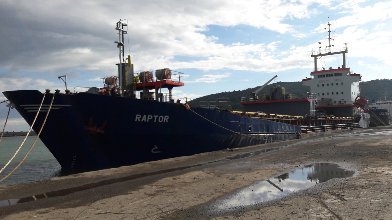 ギリシャで貨物船が沈没、1人救助、13人が行方不明