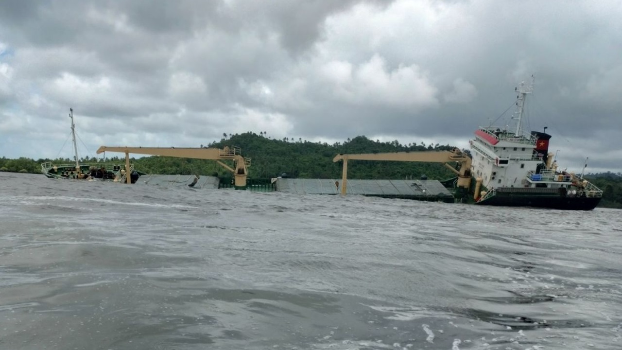 フィリピンで貨物船の船首区画が浸水、沈没回避のため座礁
