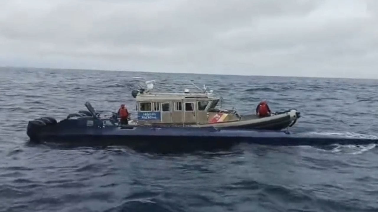 コロンビア海軍が麻薬密輸用潜水艇からコカイン1,885kg押収