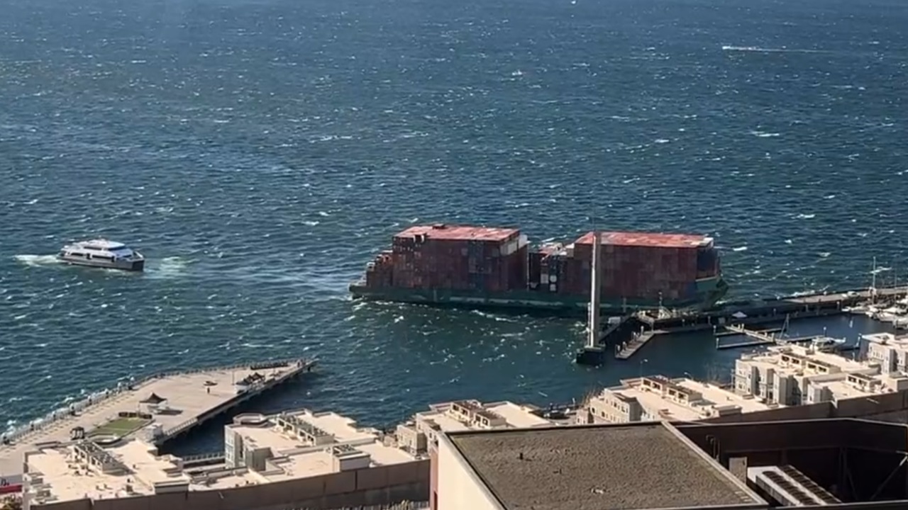 アメリカのシアトルでコンテナバージが漂流し桟橋に激突