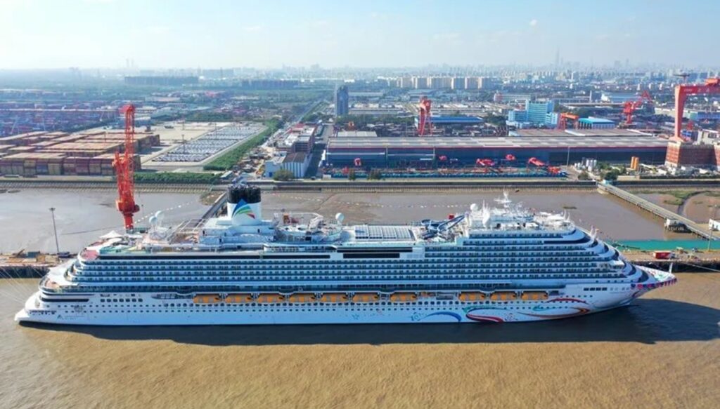 中国で全長326ｍの国産大型クルーズ船「愛達・魔都号」引き渡し