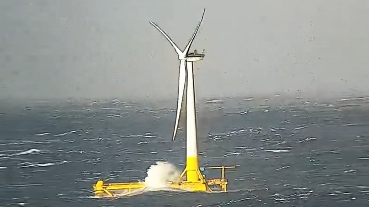 浮体式洋上風力タービン「DemoSATH」に風速28mの嵐襲来