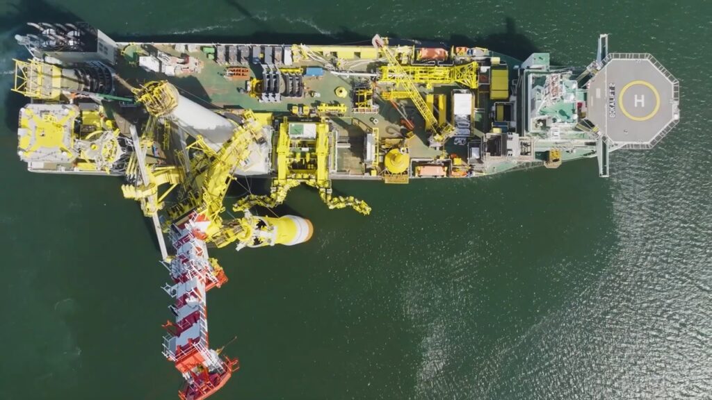 最大直径12.5ｍのモノパイルに対応、動作補償パイルグリッパー