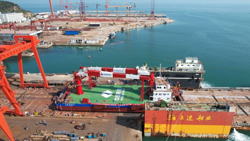 中国で着床式洋上太陽光発電設備の設置に特化した専用杭打ち船が完成