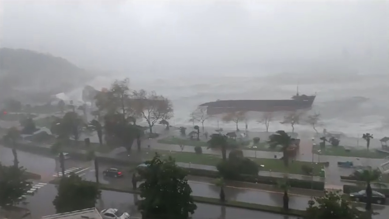 黒海沿岸にあるトルコの港で嵐により船体が真っ二つに