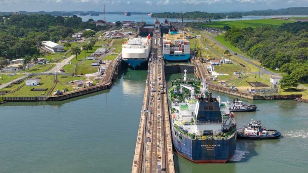 73年間で最も少ない降水量、水不足の影響で渋滞するパナマ運河