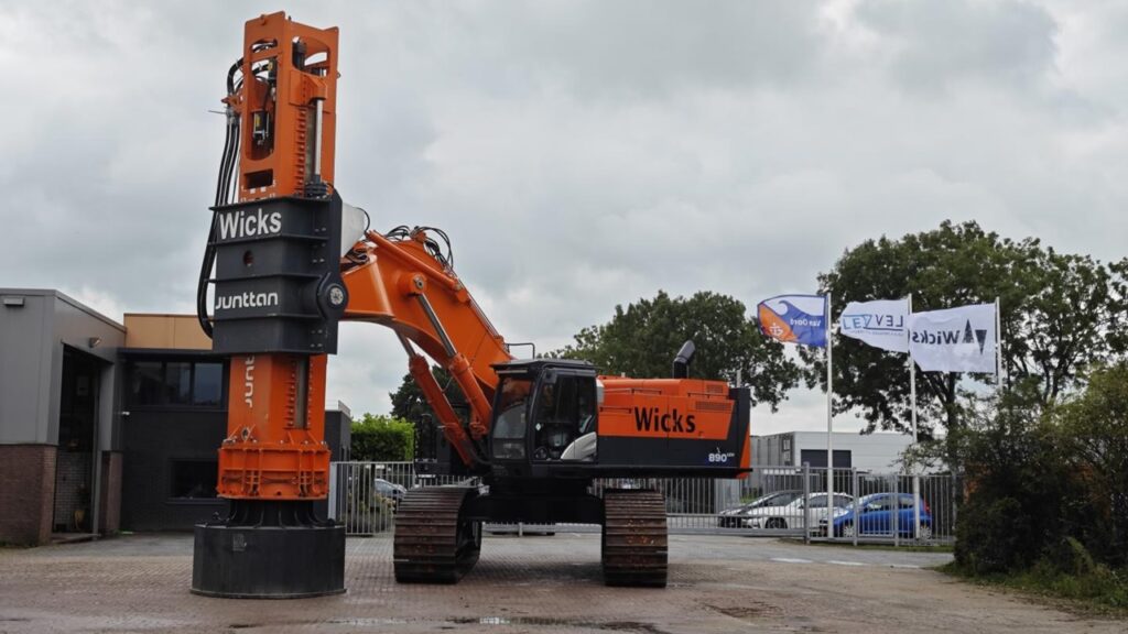 巨大なアタッチメントを装着した重機の正体