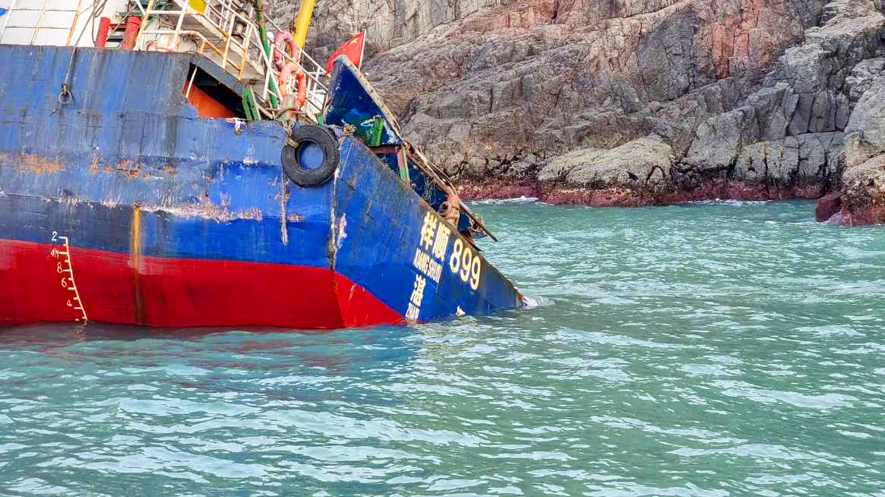 韓国沖で沈没した無人の貨物船発見、密入国も視野に調査