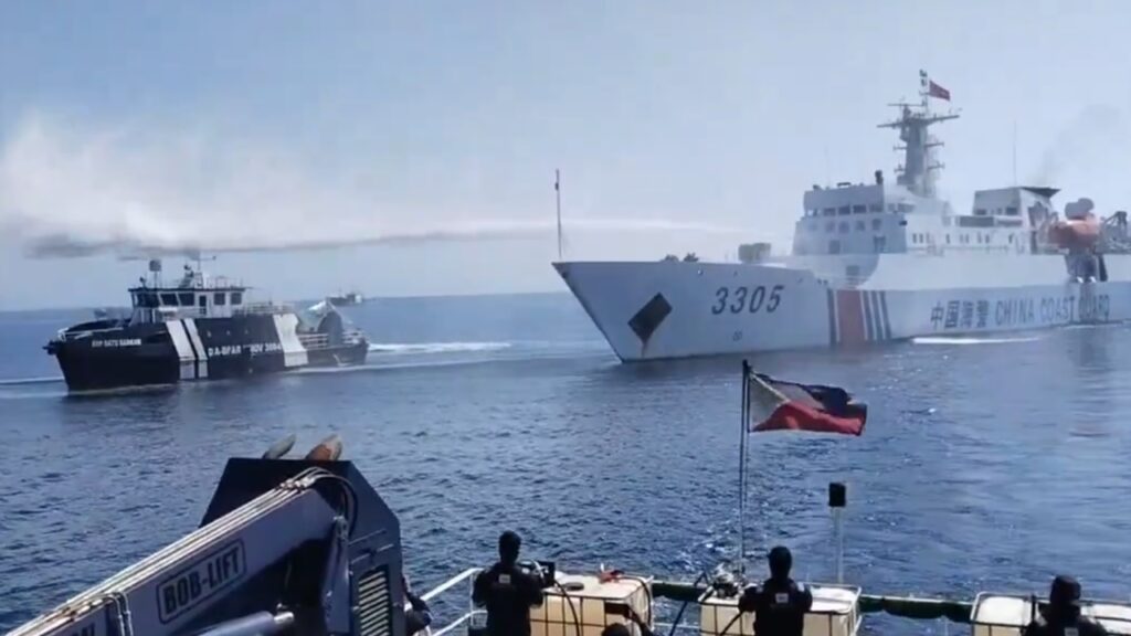 スカボロー礁付近で中国海警局がフィリピン船へ放水、LRAD使用も