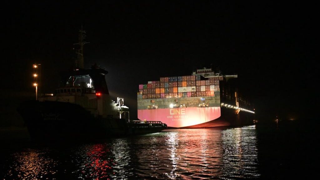 コンテナ船「ONE ORPHEUS」スエズ運河で舵故障により衝突