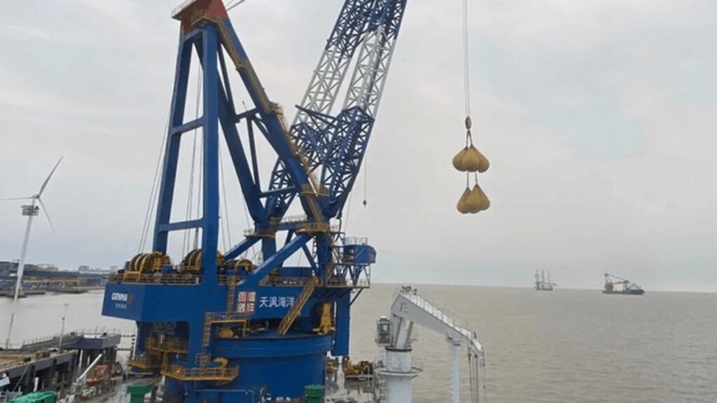 3,000トン吊り自航式クレーン船「天沨10」クレーン検査完了