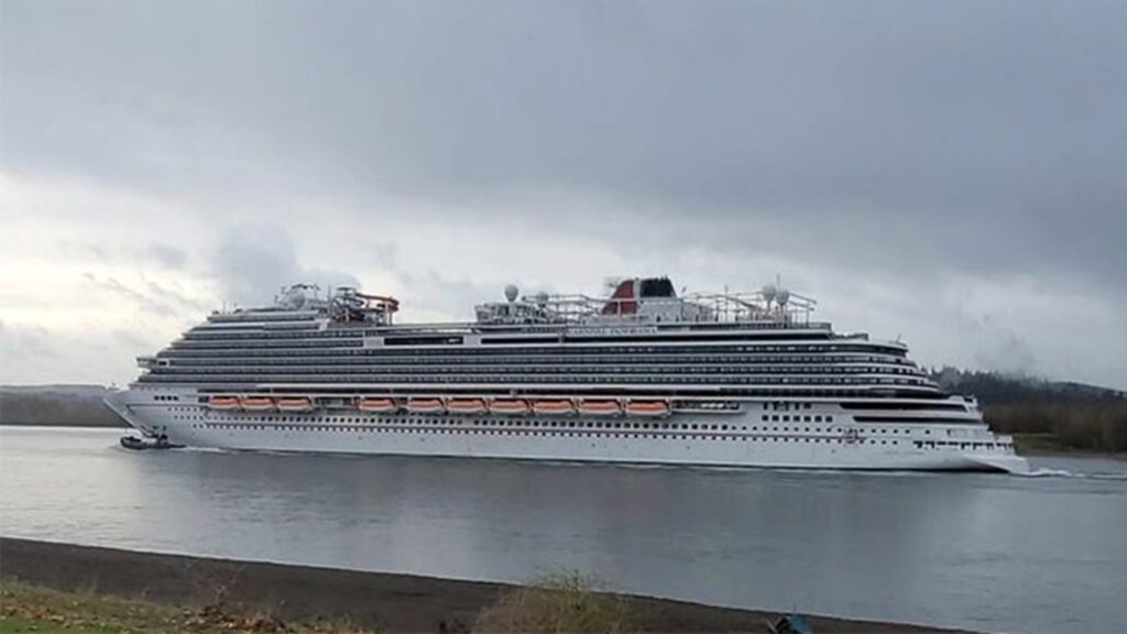 一部ファンネルを取り外した「カーニバル・パノラマ」修理場所へ到着