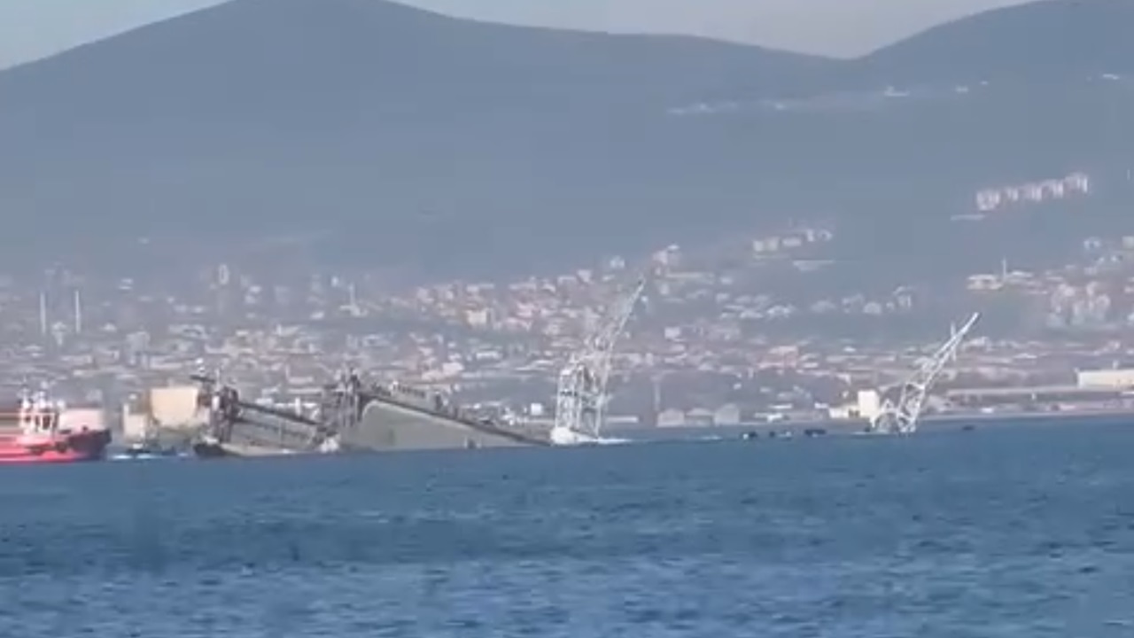 トルコの造船所で24人が作業するフローティングドック沈没