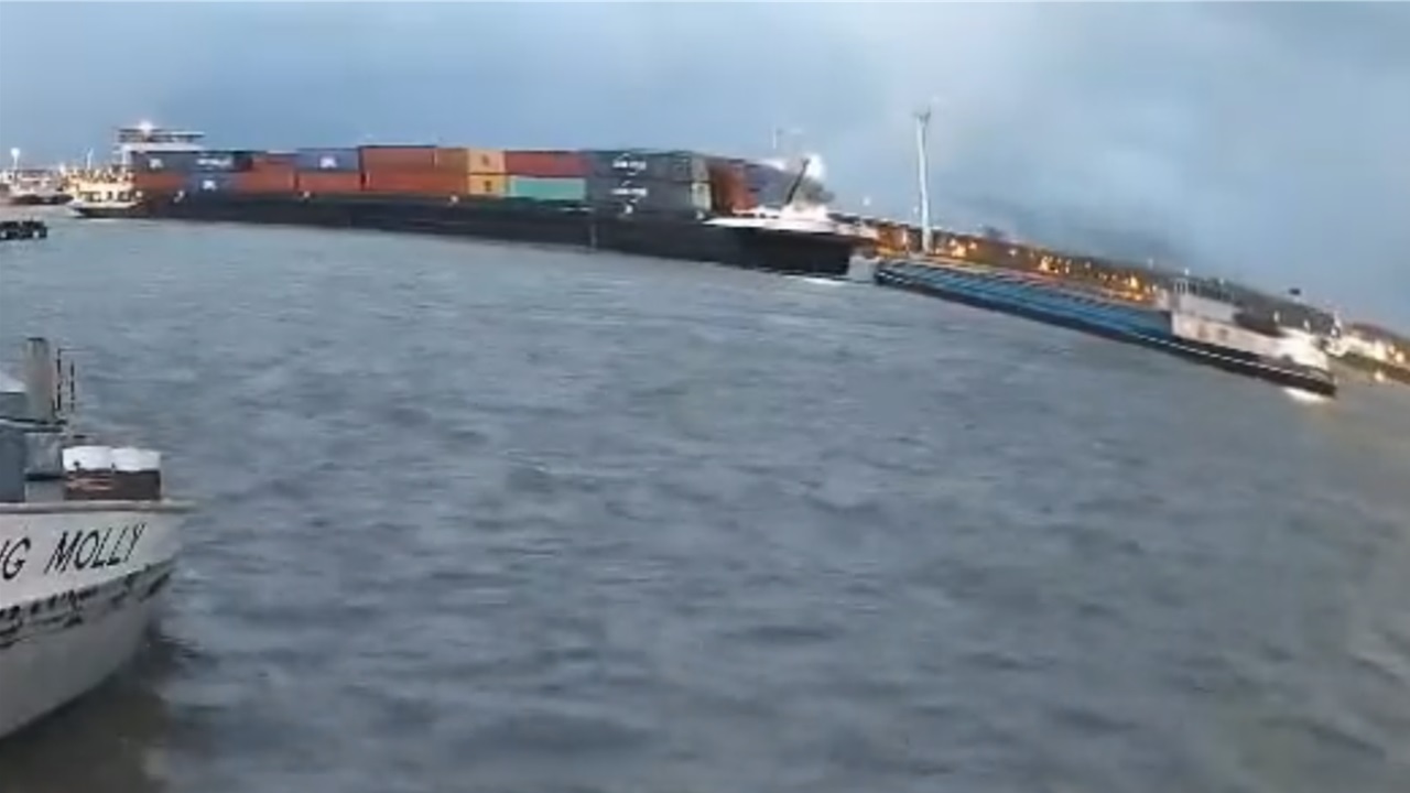 オランダで内陸貨物船同士の正面衝突事故