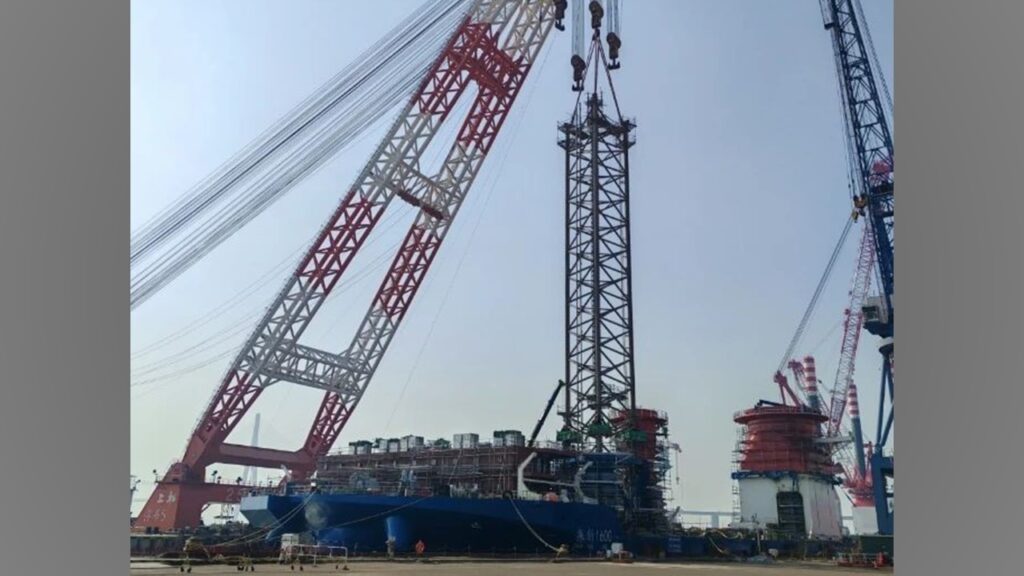 1,600トン吊りSEP船「振新1600」レグ搭載