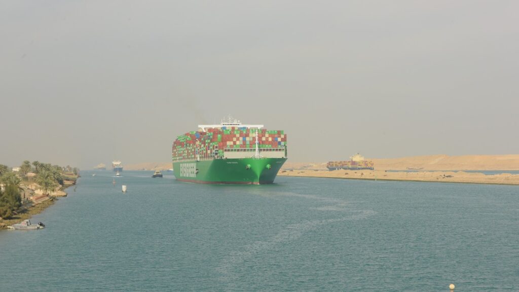 海運大手は紅海ルート回避の動向、スエズ運河庁は影響を注意深く監視