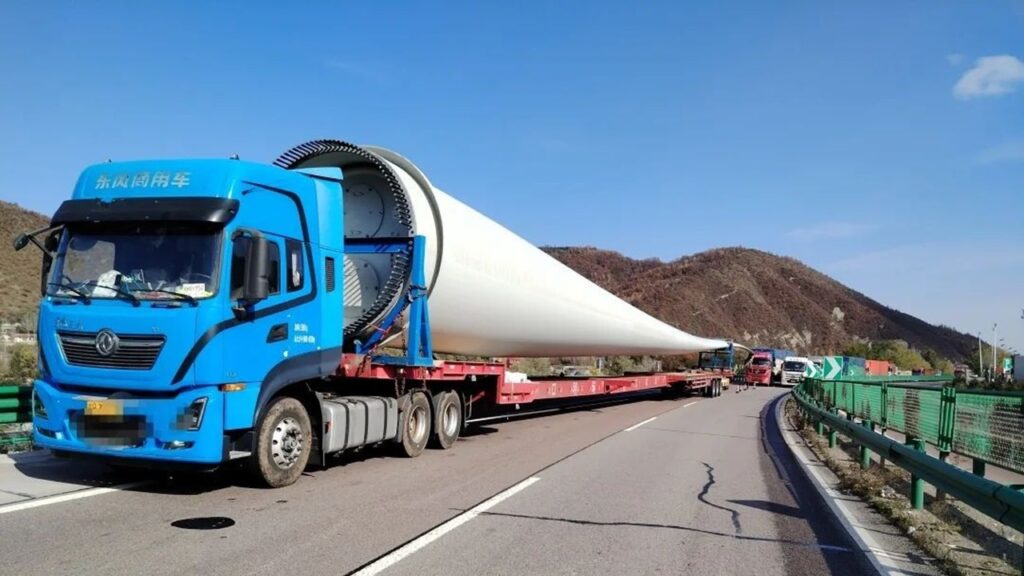 中国で長さ約100mのブレードを陸上輸送中に追突事故