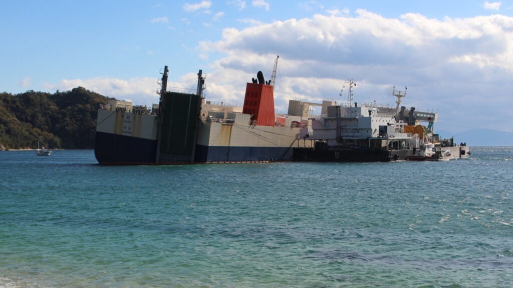 傾いたRORO船「すおう」、小泊湾から移動するのは来年の見込み