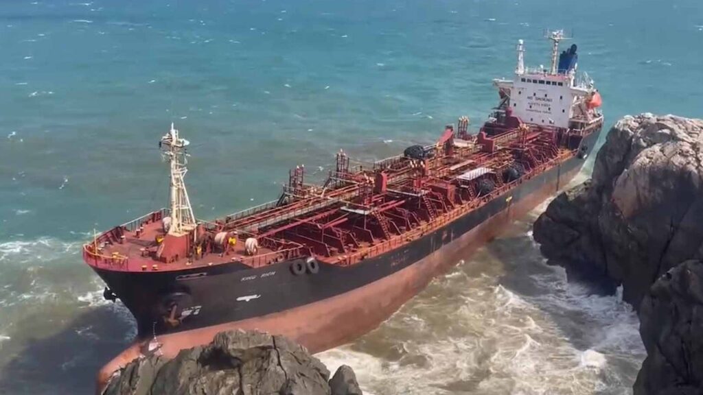 フィリピンから漂流した無人タンカーがベトナムへ漂着