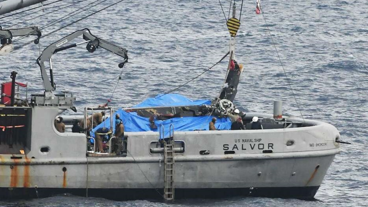 米海軍の救難艦「USNS Salvor」機体の一部を引き揚げ
