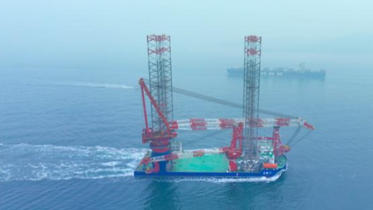 1,500トン吊りSEP船「藍鲲01」海上公試完了