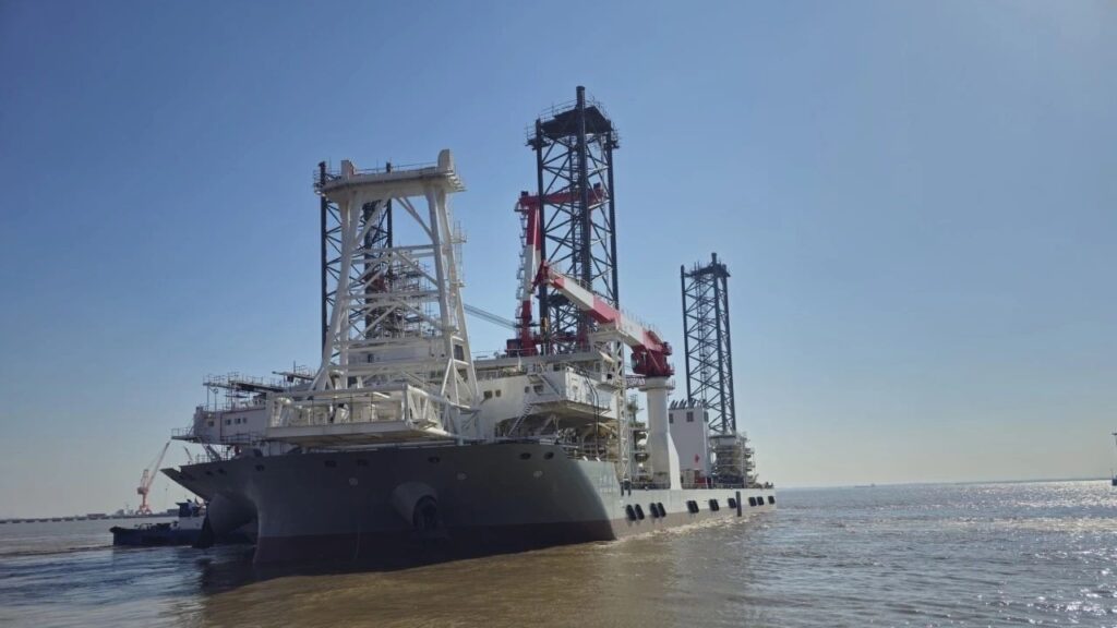 中国鉄建向けの2,000トン吊りSEP船進水、4月末引き渡し予定