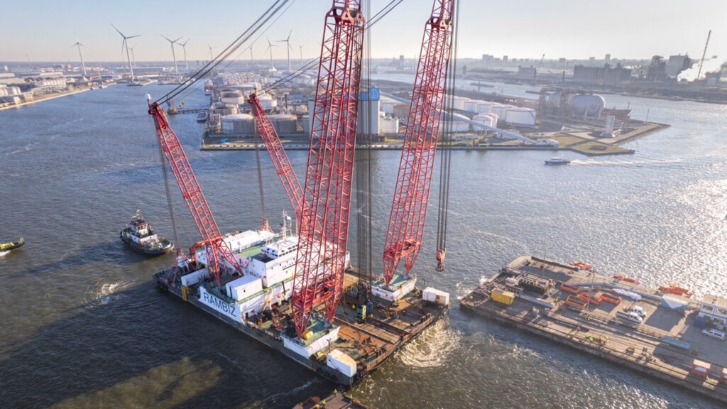 ベルギーで3,300トン吊り起重機船「Rambiz」ドック入り