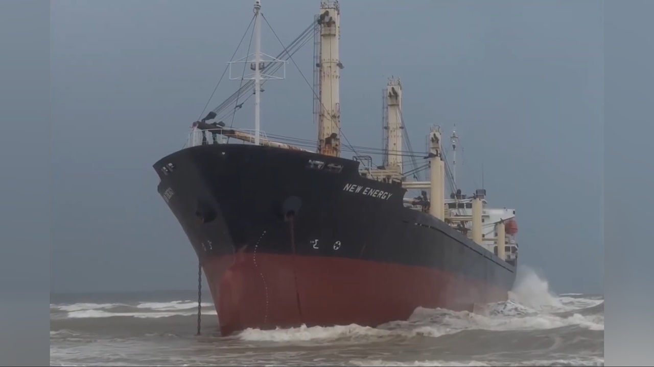 ベトナムで座礁した貨物船救出、6千立方メートルの砂を浚渫開始