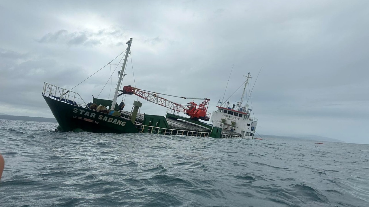 フィリピンで貨物船が荒天により傾き沈没、乗組員13人全員救助