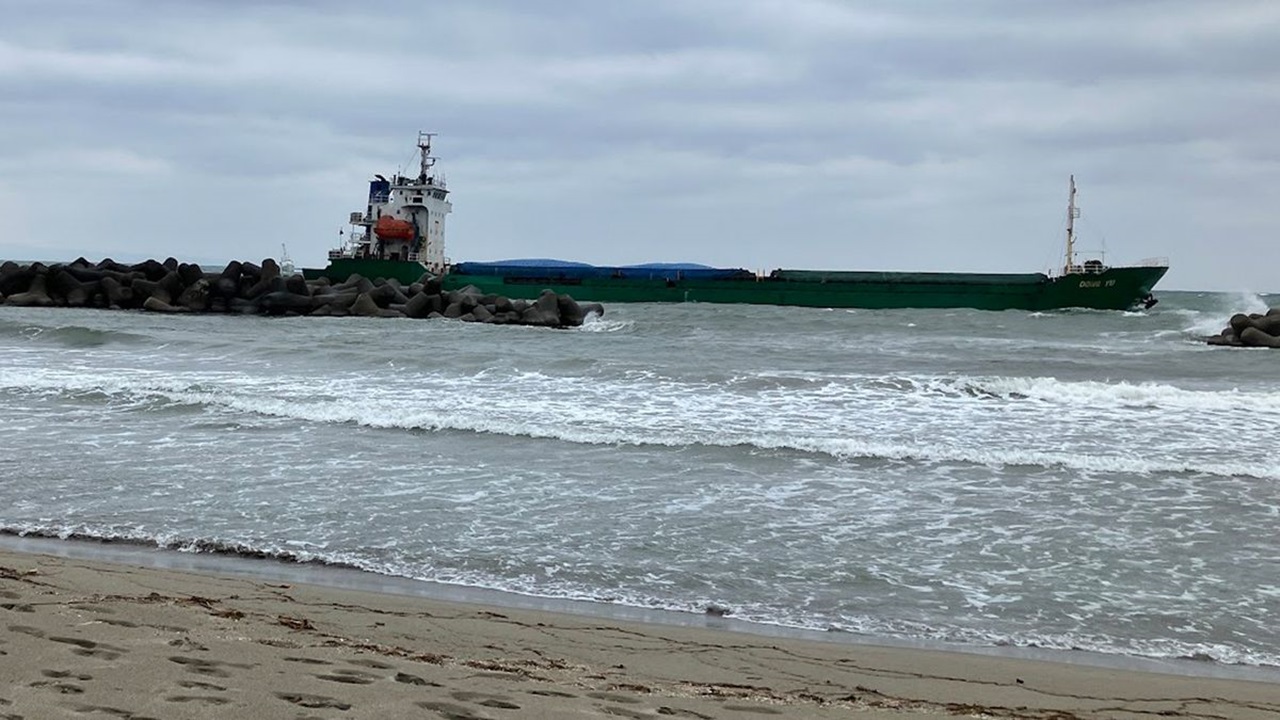富山市岩瀬浜沖で中国人乗組員など13人が乗船の貨物船座礁