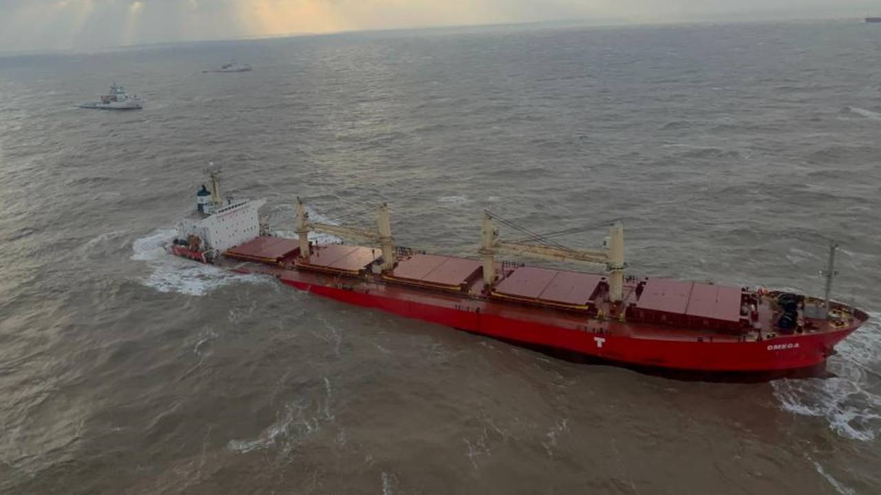 中国の長江河口沖で貨物船2隻による衝突事故、1隻は沈没の恐れあり