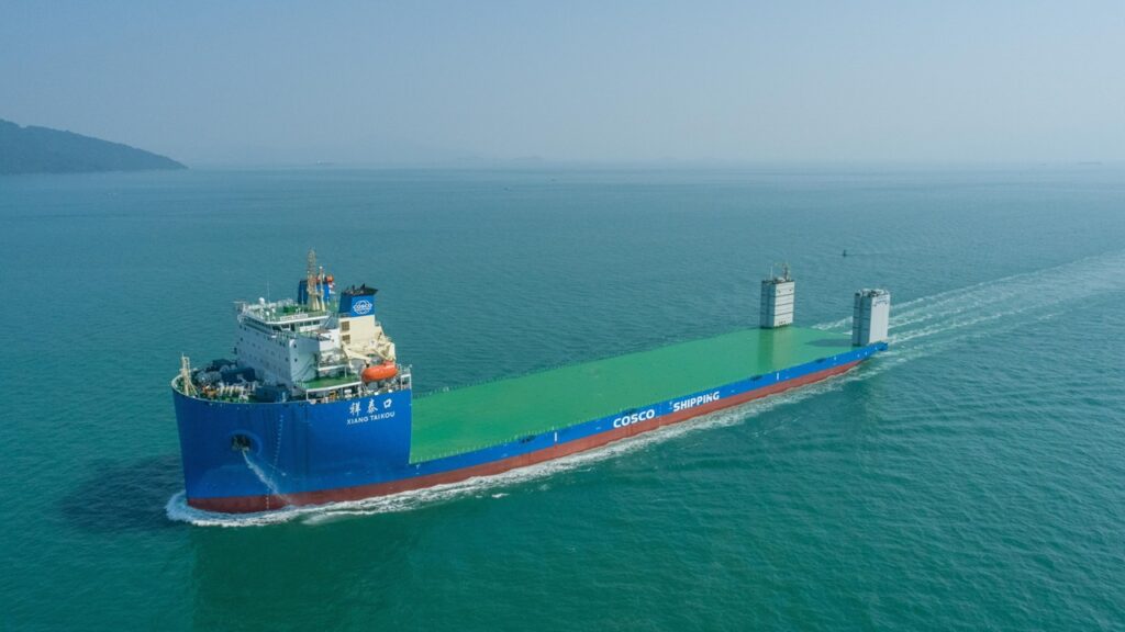 全長231m、6万5千トン積みの半潜水式運搬船「祥泰口」完成