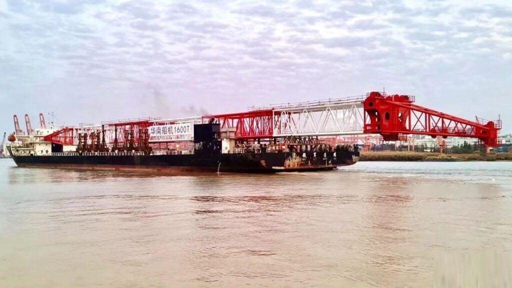 全長168m、1,600トン吊りのクレーンブーム運搬