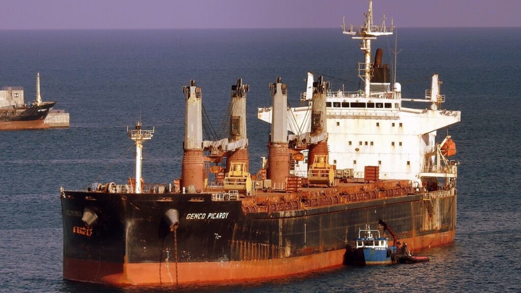 アデン湾で米国所有のバラ積み貨物船に対して無人航空機による攻撃
