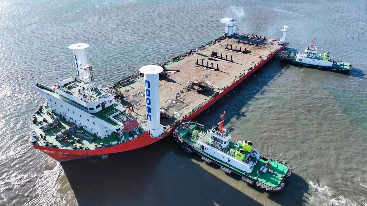 重量物運搬船にローターセイル2基搭載、最大25%燃料消費削減