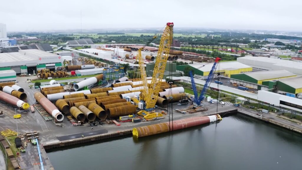 Liebherrのクローラークレーン2台によるモノパイル進水