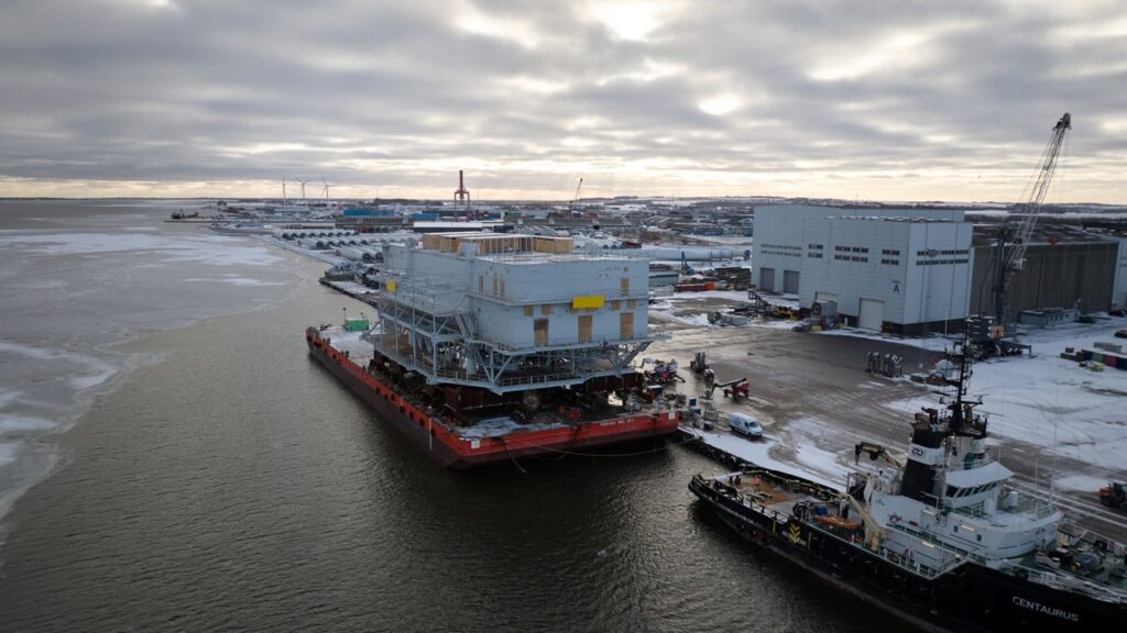 バージニア沿岸洋上風力向け洋上変電所が艤装のためデンマーク到着