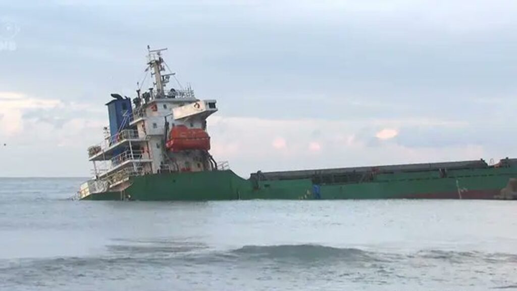 富山市岩瀬浜沖で座礁の貨物船「DONG YU」から油流出