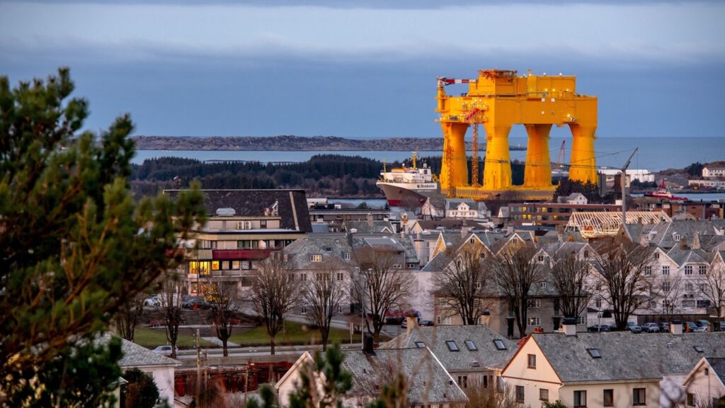 高さ84m、重量23,550トンのプラットフォームがノルウェーへ