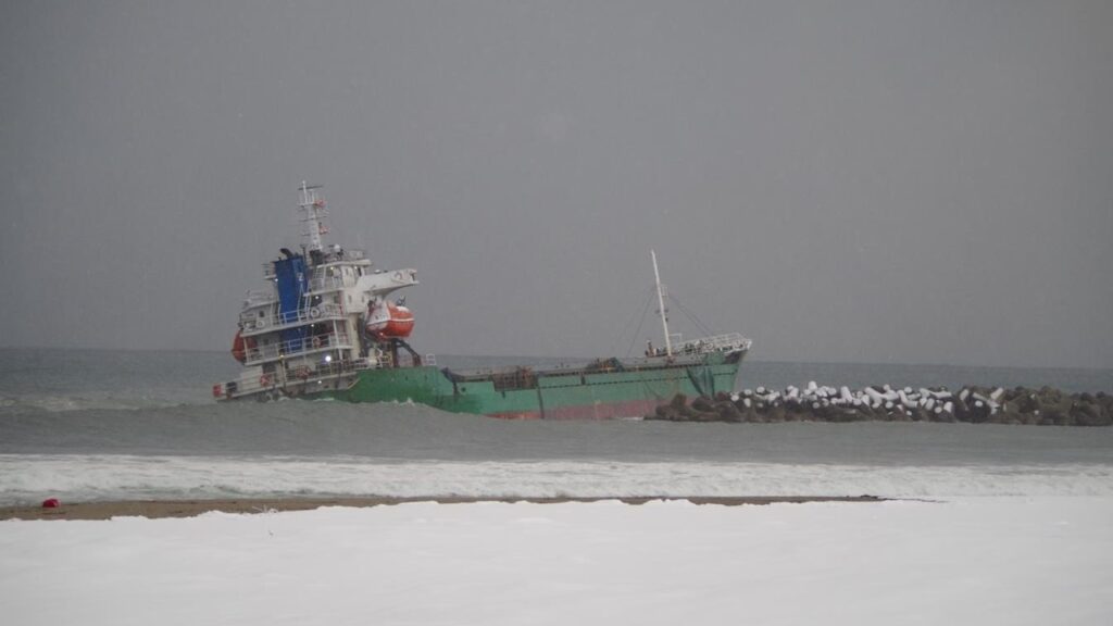 富山市岩瀬浜沖で座礁の貨物船から救助要請、乗組員全員救助