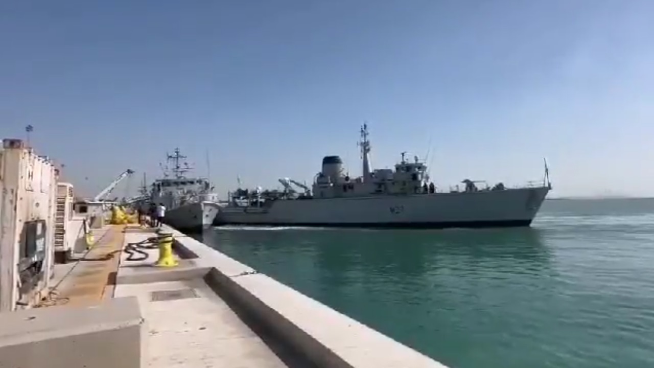 バーレーンの港内で英国の掃海艇が機雷掃討艇に衝突