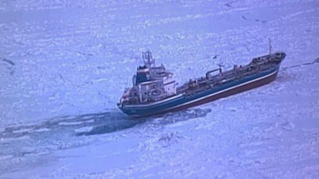 北海道沖で流氷により航行不能になったロシア船籍タンカーが救助要請