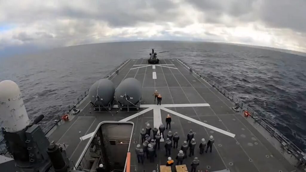 能登半島沖で輸送艦「おおすみ」を海上基地として物資輸送に活用