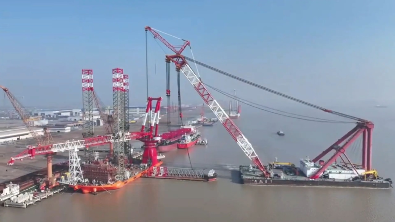 1,600トン吊りSEP船「海建020」レグ設置