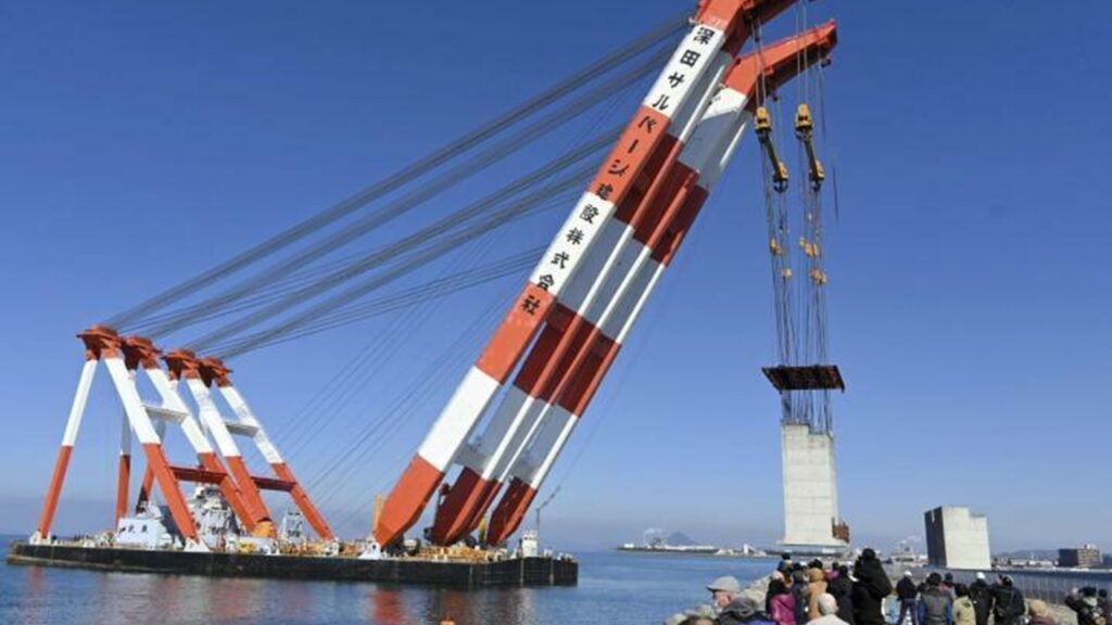 松山港外港地区岸壁工事で起重機船「武蔵」によるケーソン吊り上げ