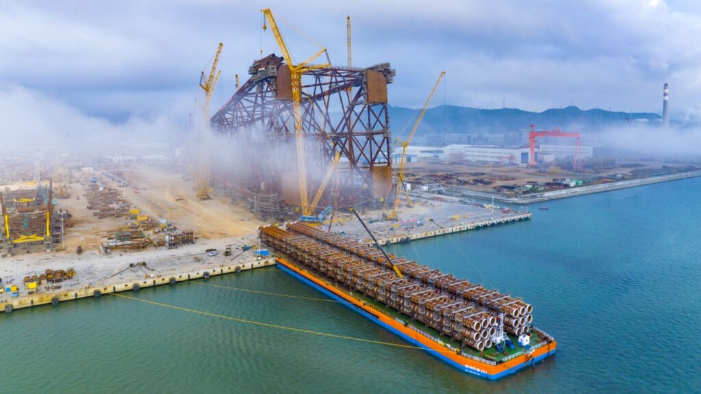 重量3万7千トンのジャケットを固定する長さ170mの杭