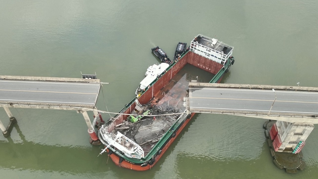 中国で貨物船が橋に衝突、橋桁が一部落下