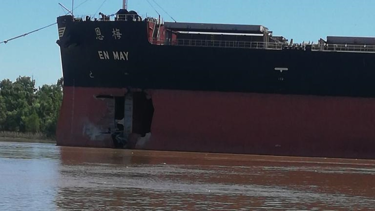 アルゼンチンで橋脚に激突した貨物船、事故発生から5日後に離脱