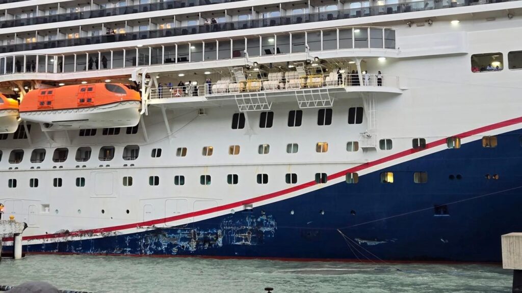 クルーズ船「カーニバル・マジック」が強風で桟橋と接触