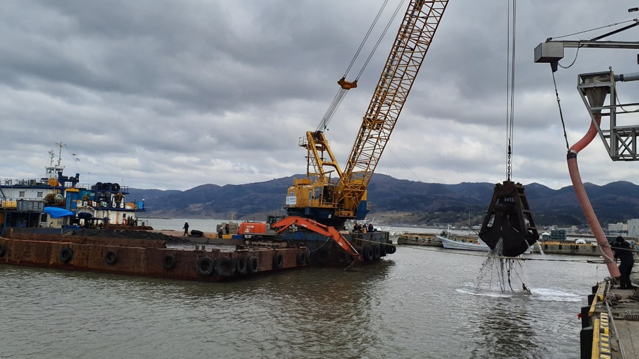 海底が最大2メートル隆起した輪島港で港内浚渫による啓開作業を開始